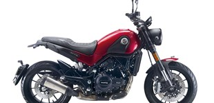 Benelli Leoncino 500 2019 vs KTM 1290 Super Duke RR 2023