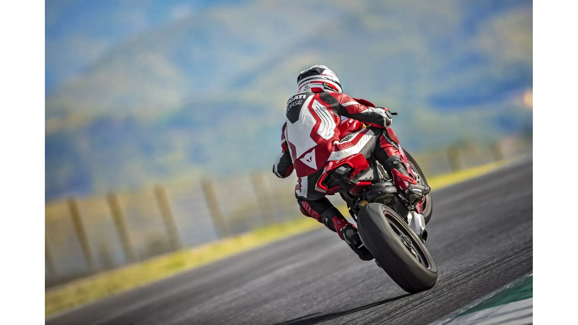 Ducati Panigale V4 - Image 12 Ducati Panigale V4 - Image 12