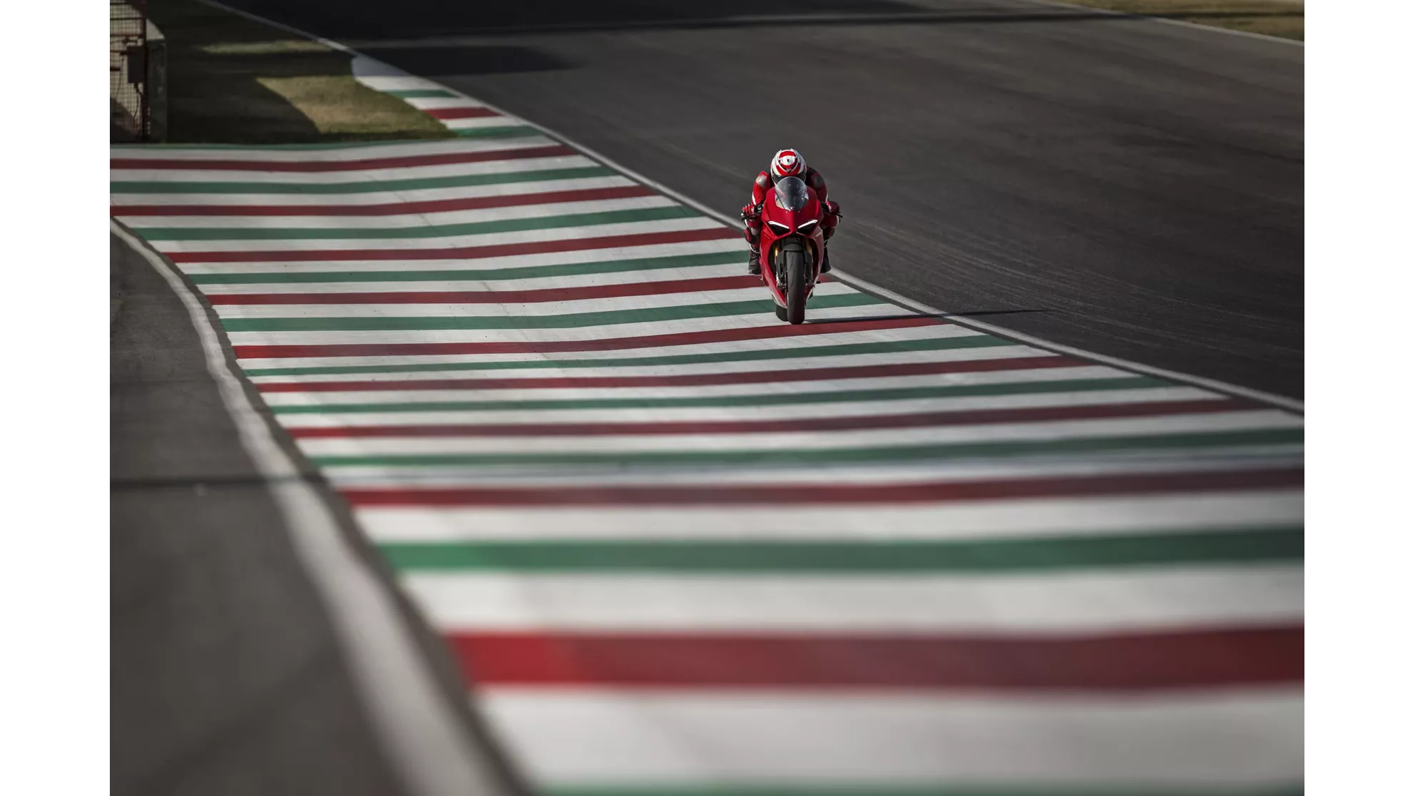 Ducati Panigale V4 S - Image 24 Ducati Panigale V4 S - Image 24