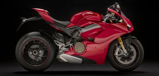 Aprilia RSV4 1100 Factory 2021 vs Ducati Panigale V4 S 2019