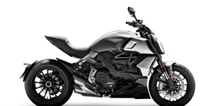 BMW R nineT Scrambler 2017 vs Ducati Diavel 1260 2019