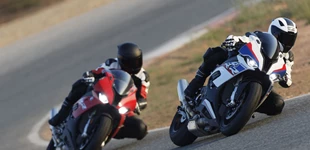 KTM 1290 Super Duke R 2022 vs BMW S 1000 RR 2019 KTM 1290 Super Duke R 2022 vs BMW S 1000 RR 2019