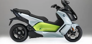 Vespa GTS 300 2022 vs BMW C evolution 2019 Vespa GTS 300 2022 vs BMW C evolution 2019