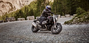 Moto Guzzi V100 Mandello S 2025 vs BMW R 1250 R 2019