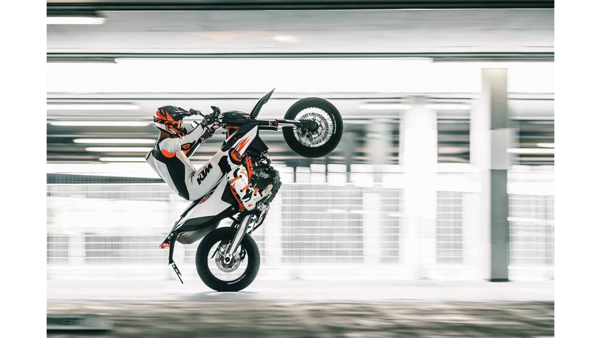 KTM 690 SMC R - Image 1 KTM 690 SMC R - Image 1