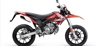Gilera SMT 50 2T Drifting 2020 vs Derbi Senda DRD Racing 50 SM 2020