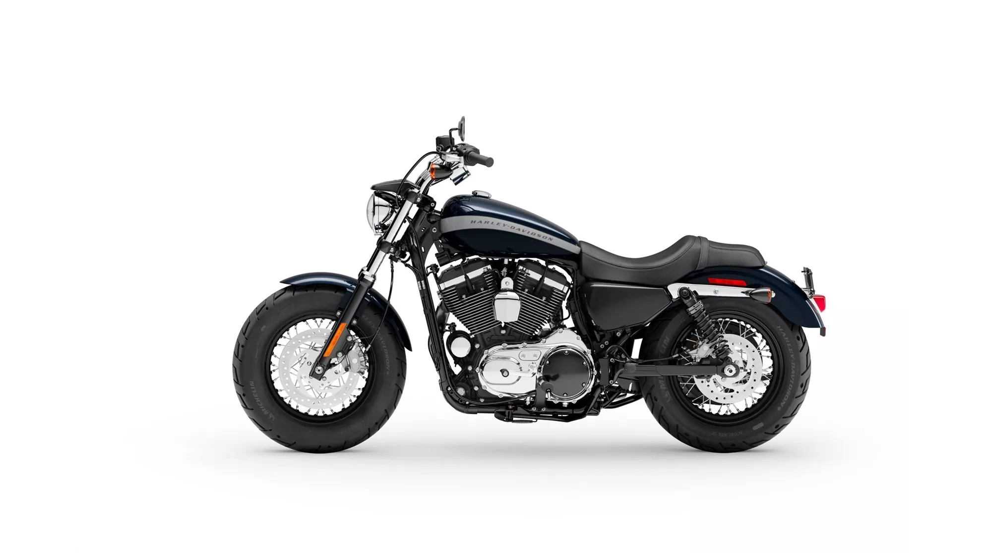 Harley-Davidson Sportster XL 1200C Custom - Obrázek 2