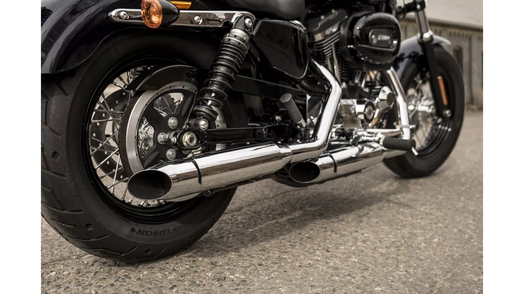 Harley-Davidson Sportster XL 1200C Custom - Obrázek 5