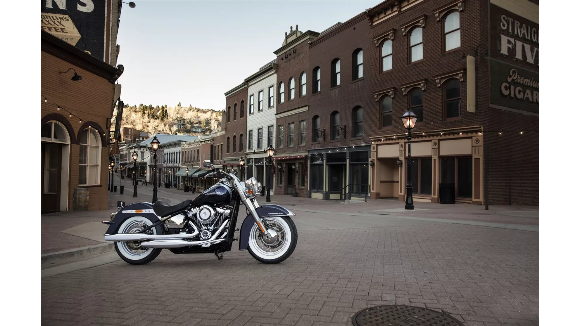 Harley-Davidson Softail Deluxe FLDE - Image 2