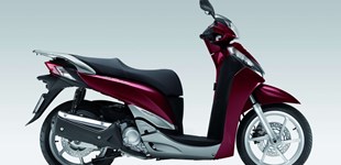 Honda SH300i 2020 vs Piaggio Beverly 300 i.e. 2015 Honda SH300i 2020 vs Piaggio Beverly 300 i.e. 2015