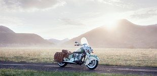 Indian Chief Vintage 2020 vs Harley-Davidson Road King Classic FLHRC 2009