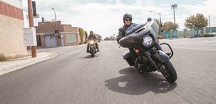 Indian Chieftain Dark Horse 2020 vs Harley-Davidson Softail Low Rider ST 2023