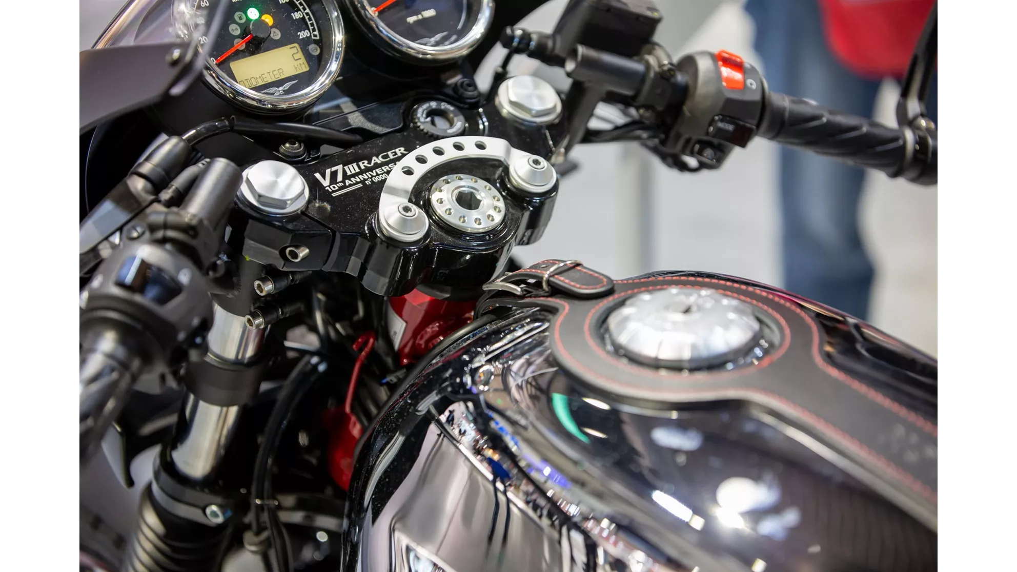 Moto Guzzi V7 III Racer 10th Anniversary - Immagine 4