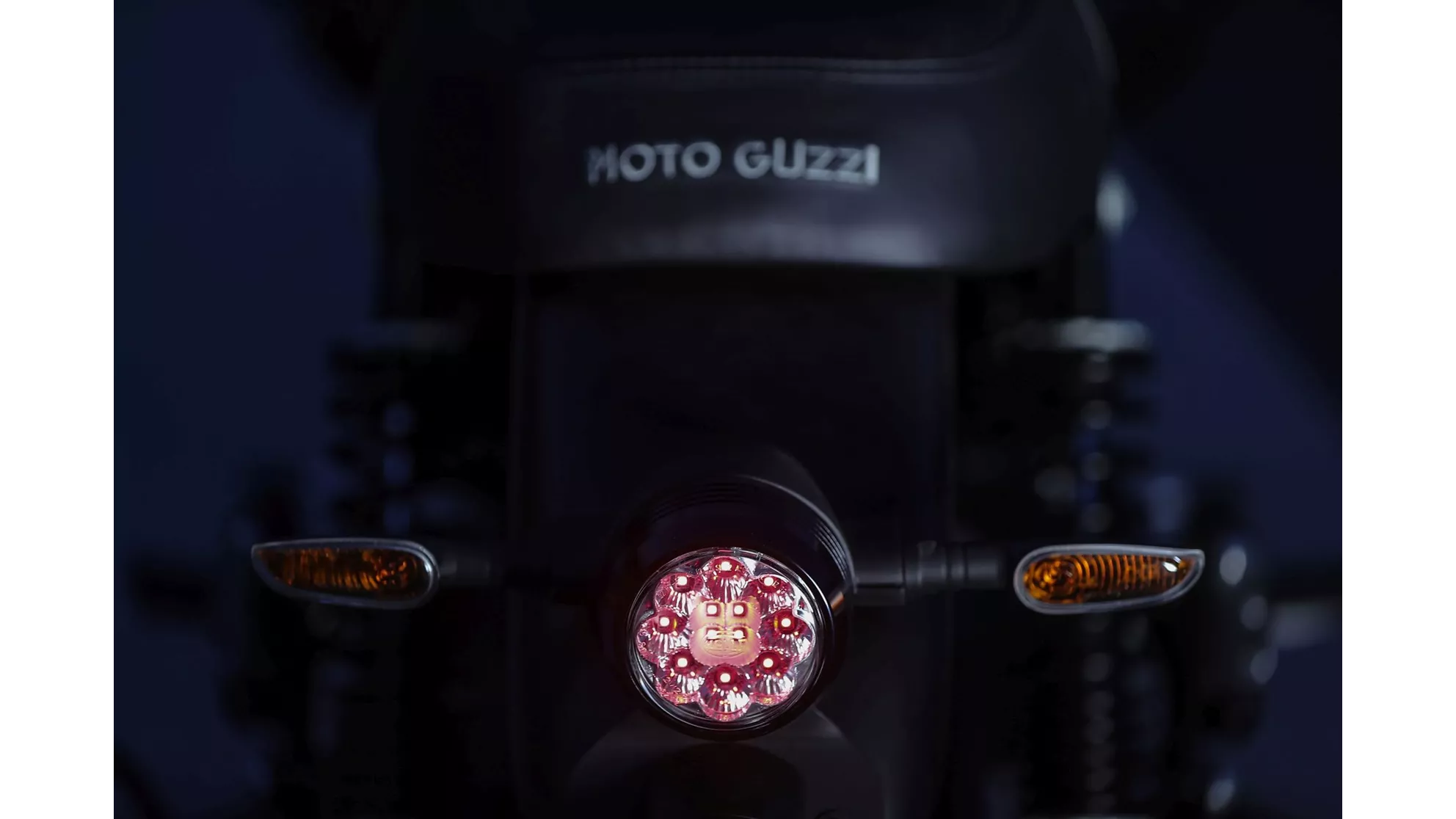 Moto Guzzi V7 III Stone Night Pack - Imagem 12