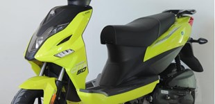 Motowell Crogen City 50 4T 2020 vs Peugeot Kisbee 50 RS 4T 2020