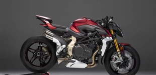 MV Agusta Brutale 1000 Serie Oro 2020 vs Ducati Monster + 2025 MV Agusta Brutale 1000 Serie Oro 2020 vs Ducati Monster + 2025