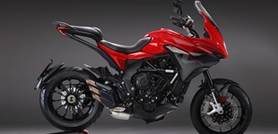 Kawasaki Z900 RS 2020 vs MV Agusta Turismo Veloce 800 Rosso 2020