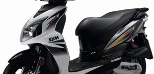 Vespa GTS 125 Supersport iGET 2021 vs Sym Jet 4 125 2020