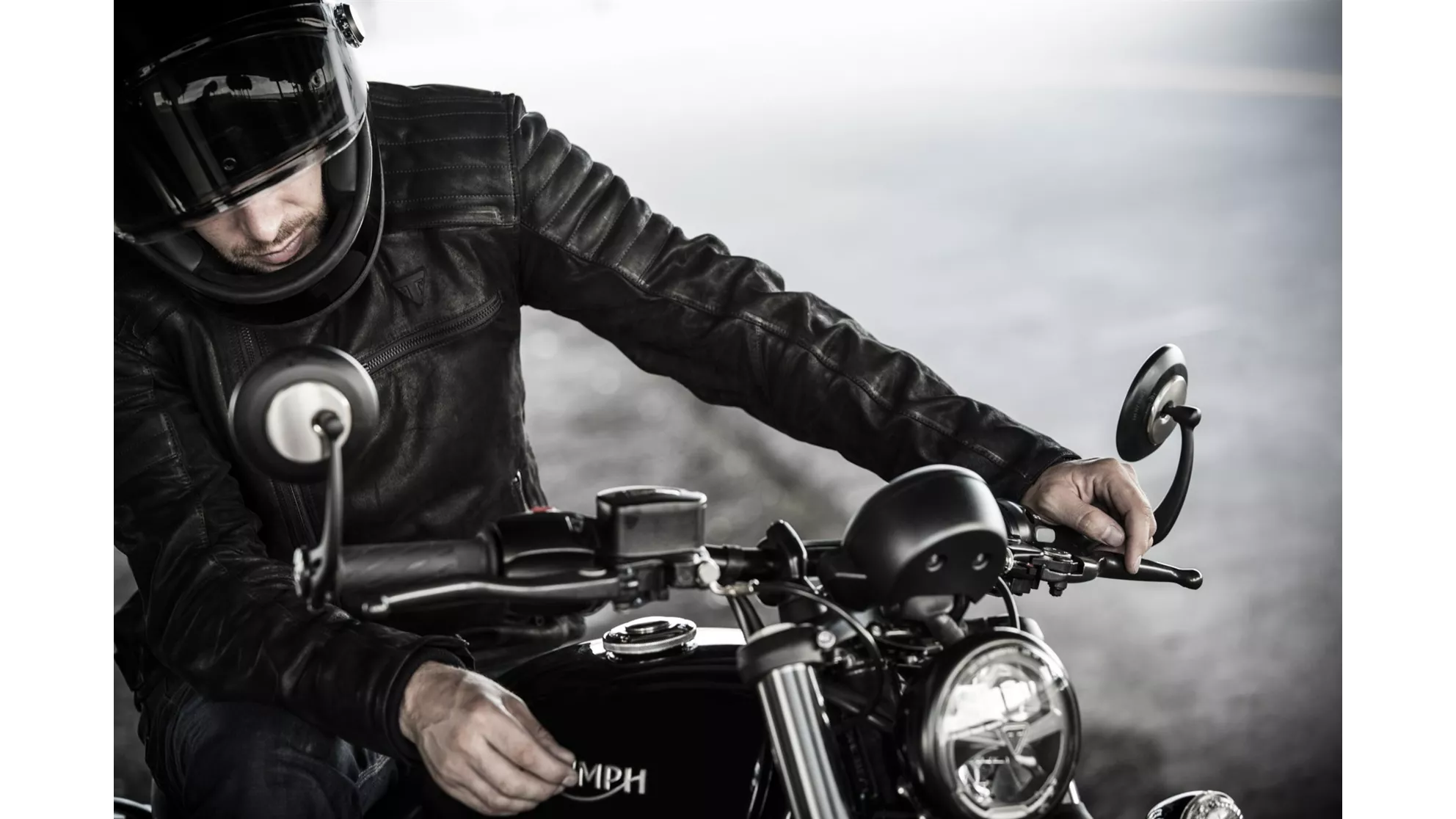 Triumph Bonneville Bobber Black - Image 10 Triumph Bonneville Bobber Black - Image 10