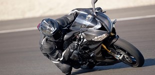 Yamaha YZF-R6 2015 vs Triumph Daytona 765 Moto2 2020