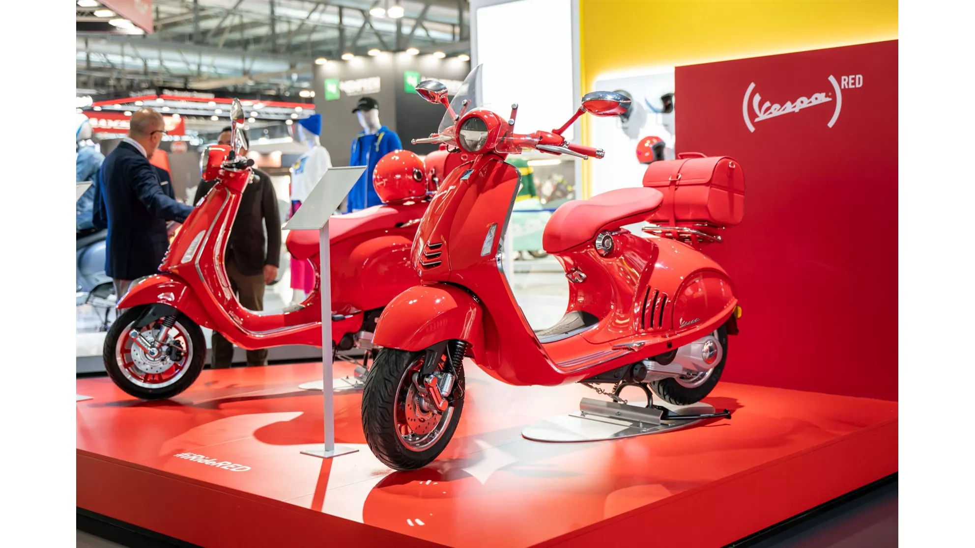 Vespa Primavera 125 (RED) - Image 1 Vespa Primavera 125 (RED) - Image 1