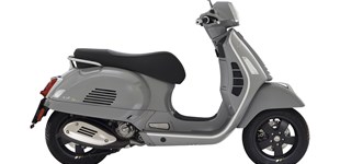 Vespa GTS 300 hpe Super Tech 2020 vs BMW K 1200 LT 2009