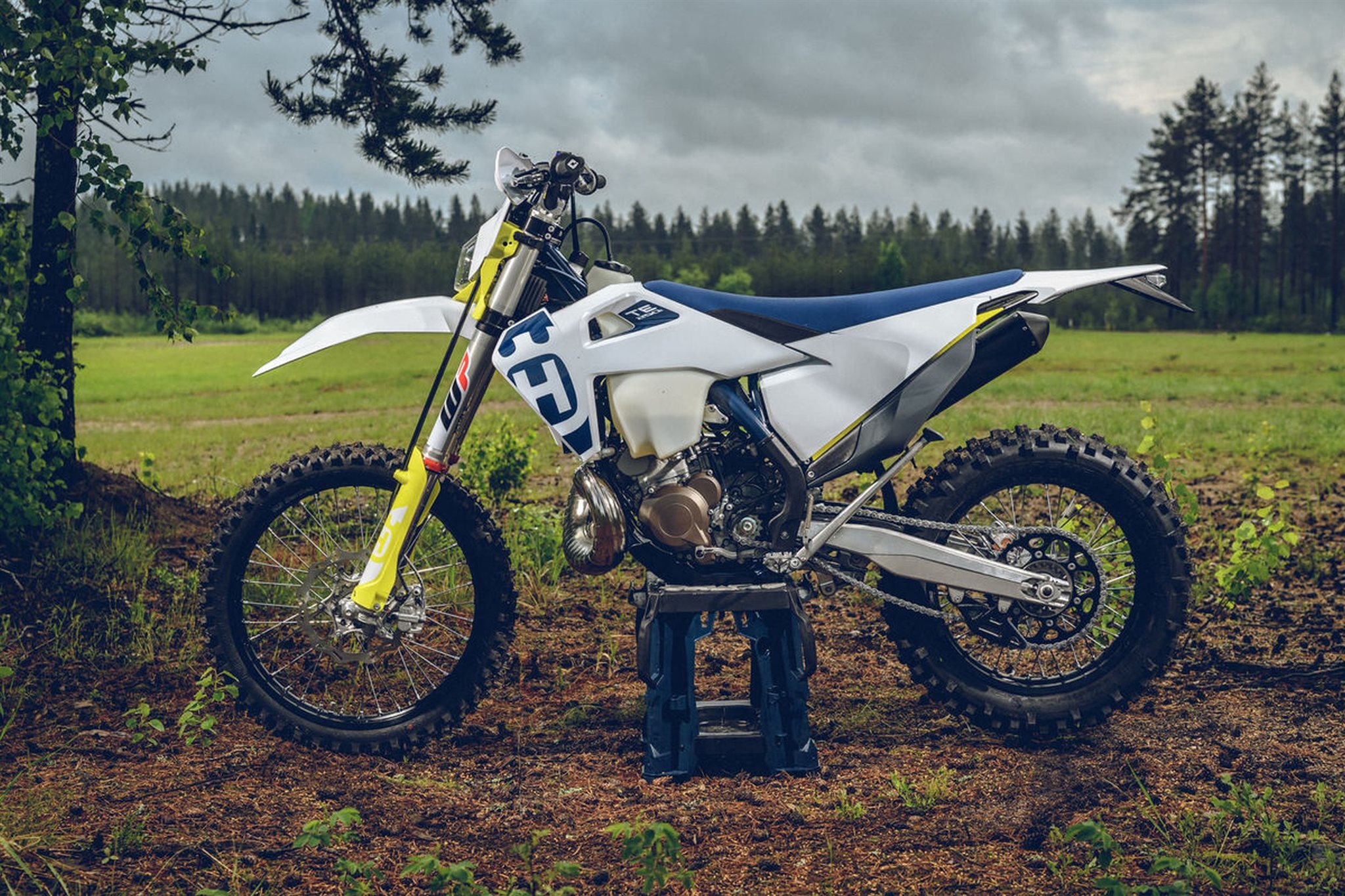 Motorrad Vergleich Husqvarna TE 250i 2020 vs. Husqvarna TC 250 2020