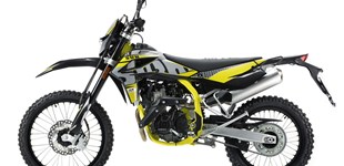 SWM RS 125 R 2020 vs Honda CB 1300 2009