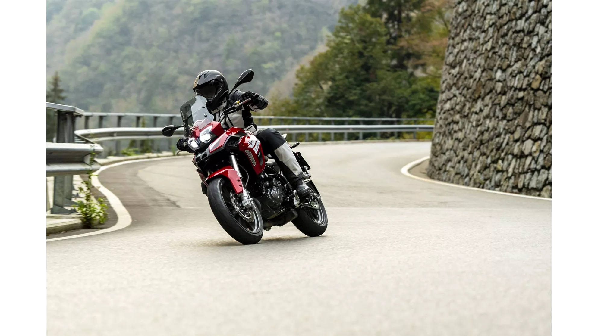 Benelli TRK 251 - Image 5 Benelli TRK 251 - Image 5