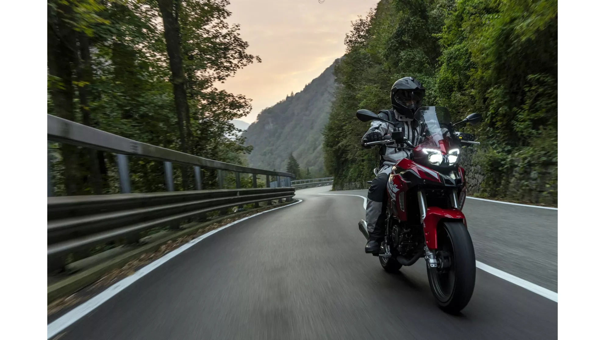 Benelli TRK 251 - Image 9 Benelli TRK 251 - Image 9