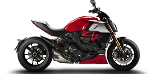 Ducati Diavel 1260 S 2020 vs Triumph Rocket 3 R 2020