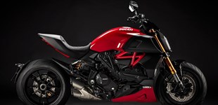 BMW R nineT Scrambler 2017 vs Ducati Diavel 1260 S Red 2020