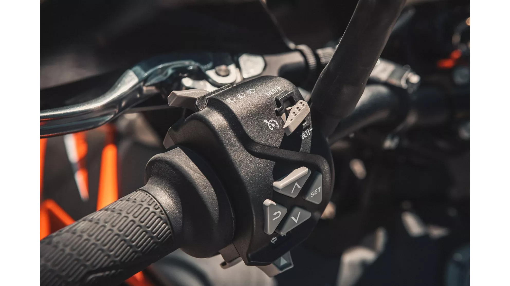 KTM 890 Adventure - Image 7 KTM 890 Adventure - Image 7