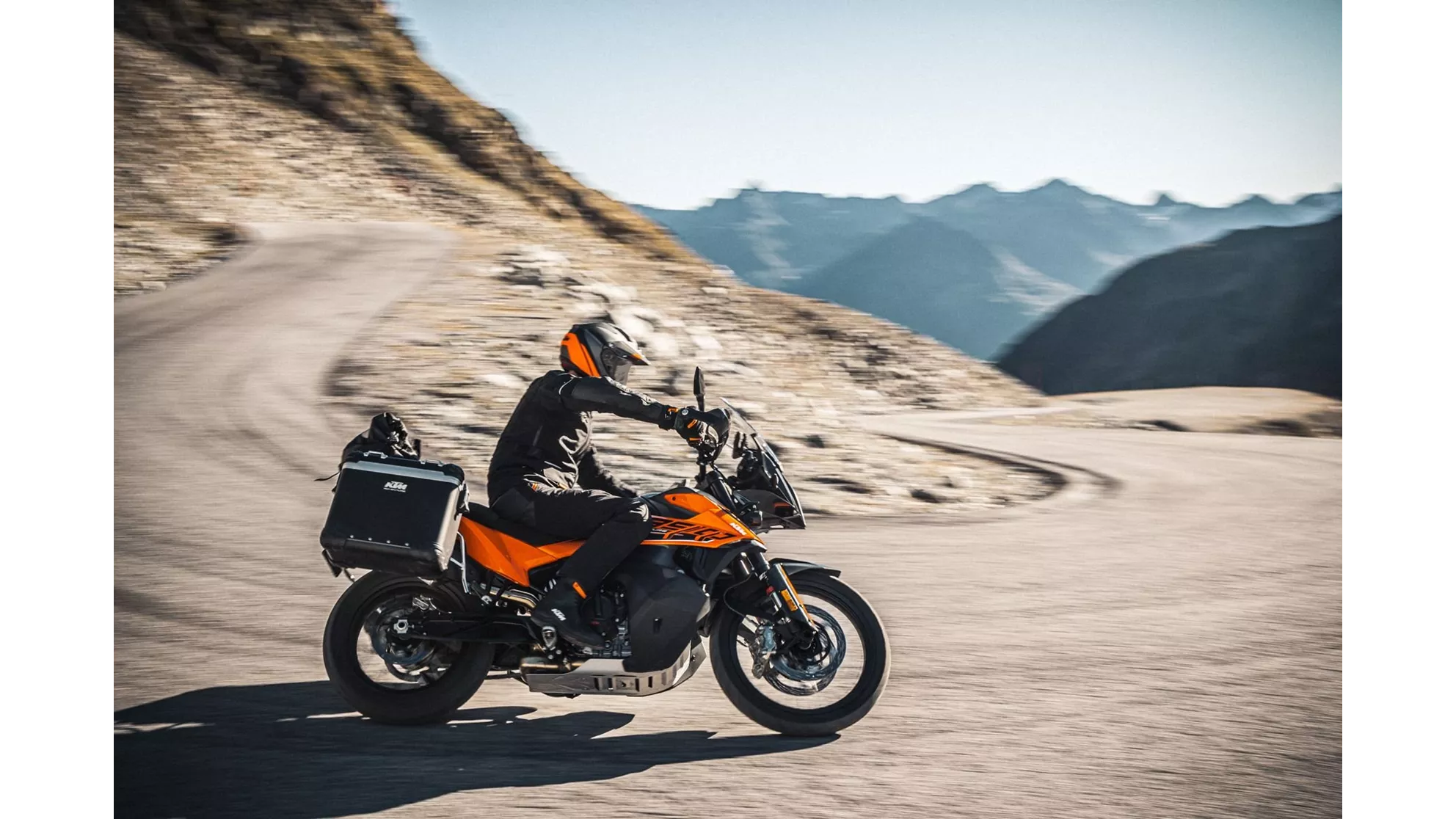 KTM 890 Adventure - Image 9 KTM 890 Adventure - Image 9