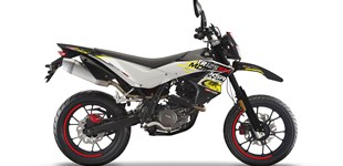 KSR Moto TR 125 SM 2021 vs KTM 125 Duke 2022