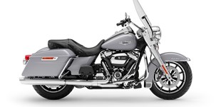 Harley-Davidson Softail Sport Glide FLSB 2019 vs Harley-Davidson Touring Road King FLHR 2021