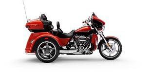 Harley-Davidson CVO Tri Glide FLHTCUTGSE 2021 vs Harley-Davidson Tri Glide Ultra FLHTCUTG 2021
