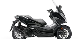 Yamaha XMAX 125 Tech MAX+ 2025 vs Honda Forza 125 2021 Yamaha XMAX 125 Tech MAX+ 2025 vs Honda Forza 125 2021