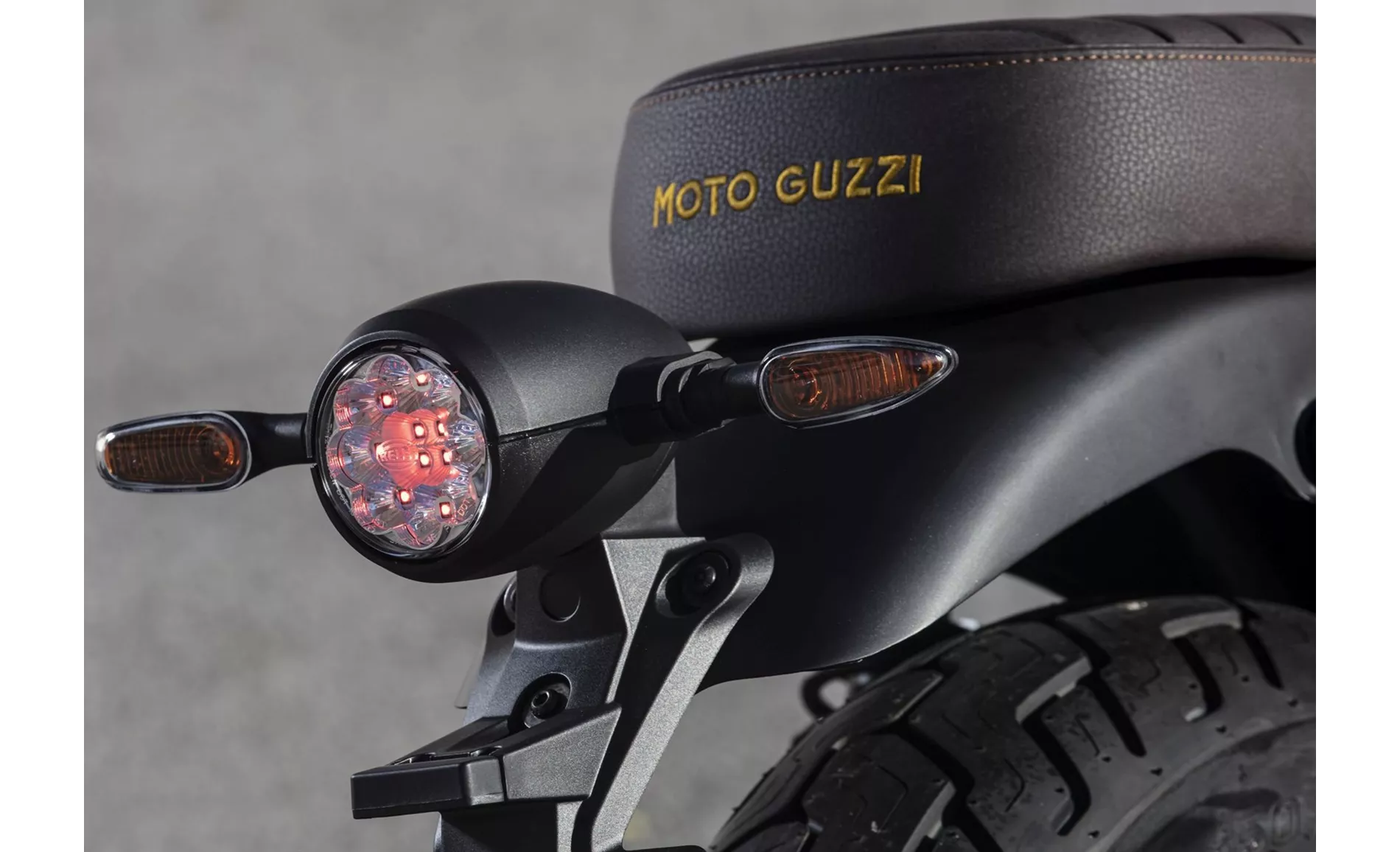 Moto Guzzi V9 Bobber Centenario 2021