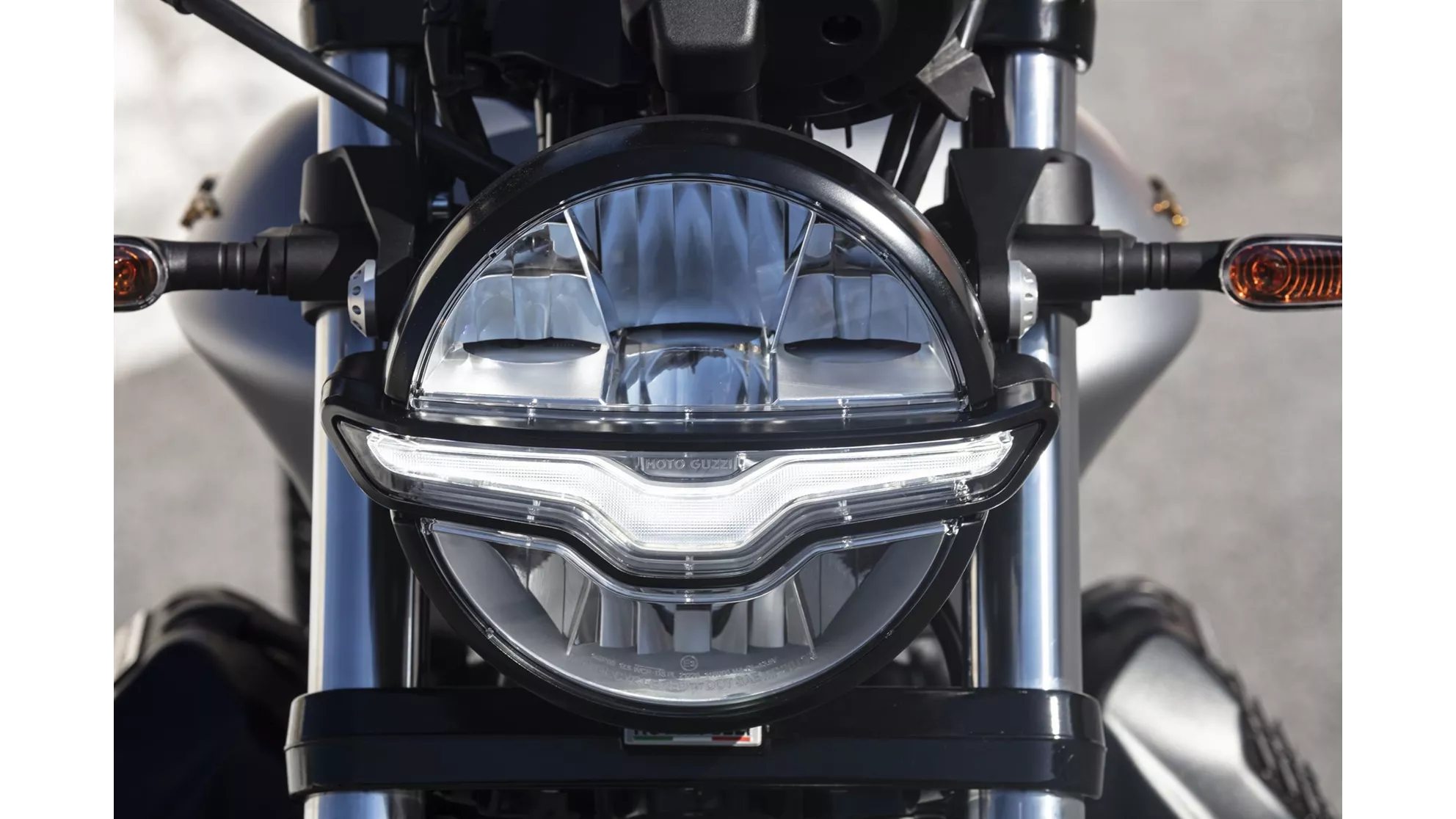 Moto Guzzi V9 Bobber Centenario - Image 18 Moto Guzzi V9 Bobber Centenario - Image 18