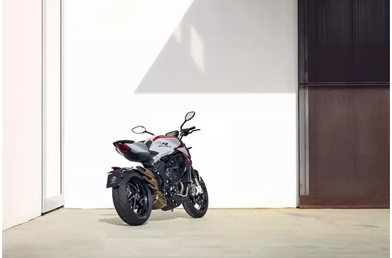 MV Agusta Brutale 800 RR SCS 2021 vs Triumph Street Triple 765 RS 2020