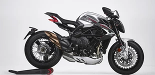 MV Agusta Dragster 800 RR 2021 vs MV Agusta Brutale 800 RR 2022 MV Agusta Dragster 800 RR 2021 vs MV Agusta Brutale 800 RR 2022