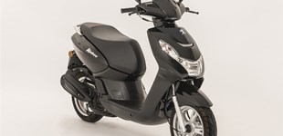 Peugeot Kisbee 50 4T Black Edition 2021 vs Peugeot Streetzone 10 Naked 2021