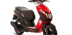 Peugeot Streetzone 12 Naked 2021 vs Peugeot Kisbee 50 4T Black Edition 2022