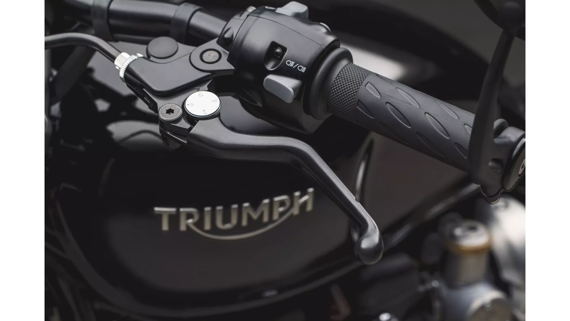 Triumph Bonneville Bobber Black - Obrázek 14