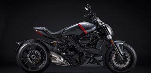 Ducati Scrambler Desert Sled 2017 vs Ducati XDiavel Black Star 2021