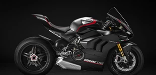 Ducati Panigale V4 SP 2021 vs Honda CBR1000RR-R Fireblade 2024 Ducati Panigale V4 SP 2021 vs Honda CBR1000RR-R Fireblade 2024