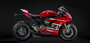 Ducati Panigale V2 Bayliss 1st Championship 20th Anniversary 2021 vs Ducati Panigale V4 R 2023 Ducati Panigale V2 Bayliss 1st Championship 20th Anniversary 2021 vs Ducati Panigale V4 R 2023