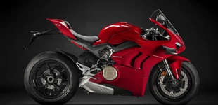 BMW M 1000 RR 2024 vs Ducati Panigale V4 2021 BMW M 1000 RR 2024 vs Ducati Panigale V4 2021
