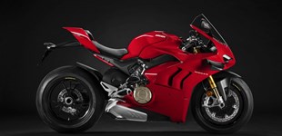 Ducati Multistrada V4 Pikes Peak 2022 vs Ducati Panigale V4 S 2021 Ducati Multistrada V4 Pikes Peak 2022 vs Ducati Panigale V4 S 2021